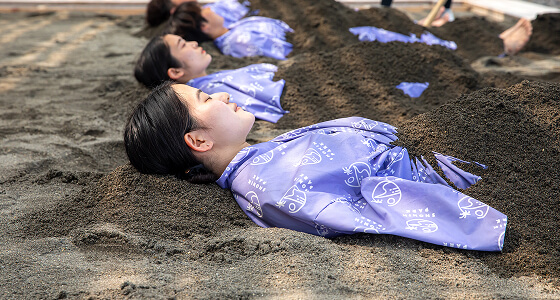 砂湯を楽しむ